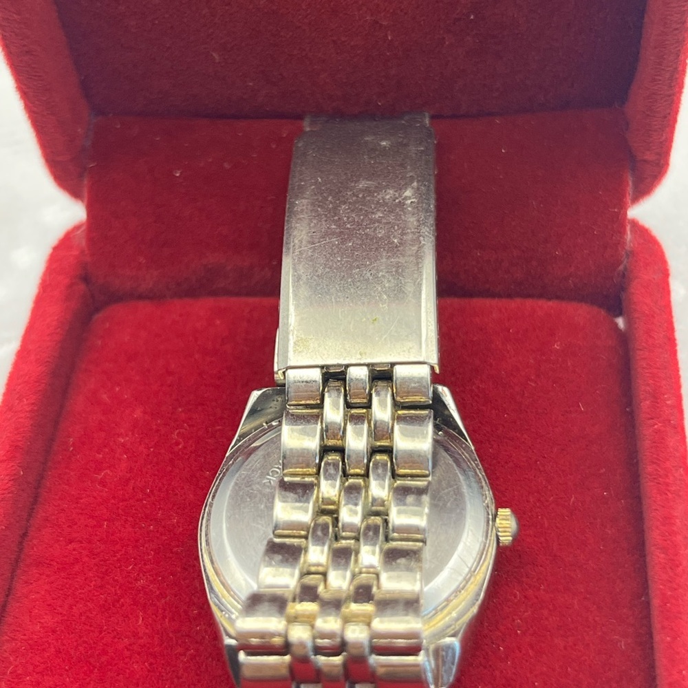 Elegant Green and Gold Women's Quartz Watch - Picture 3 of 4